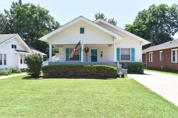 Entire Home*cherry St*food*fun*drinks*shop* Holiday home *